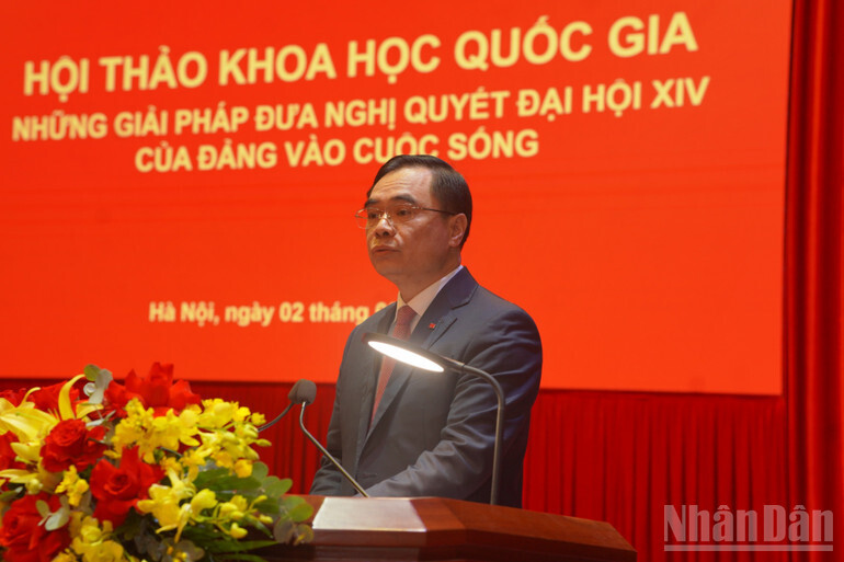 Đồng chí Phó Giáo sư, Tiến sĩ Dương Trung Ý, Ủy viên Trung ương Đảng, Tổng Biên tập Tạp chí Cộng sản phát biểu tại hội thảo.