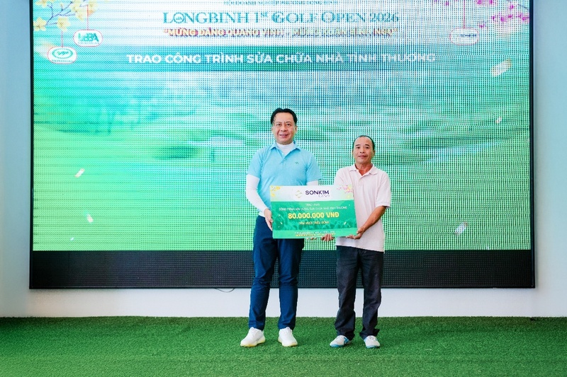 Đại diện SonKim Group tặng 80 triệu đồng hỗ trợ sửa chữa nhà tình thương cho gia đình có hoàn cảnh khó khăn
