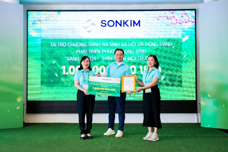 Đại diện SonKim Group trạo tặng 1 tỷ đồng cho phường Long Bình