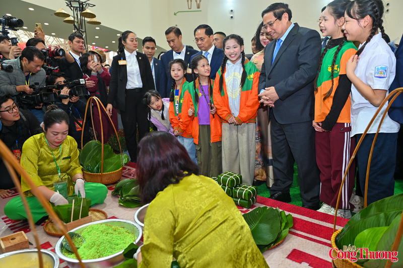 Thủ tướng Phạm Minh Chính cùng các bạn nhỏ thăm quan và trải nghiệm gói bánh chưng Tết.