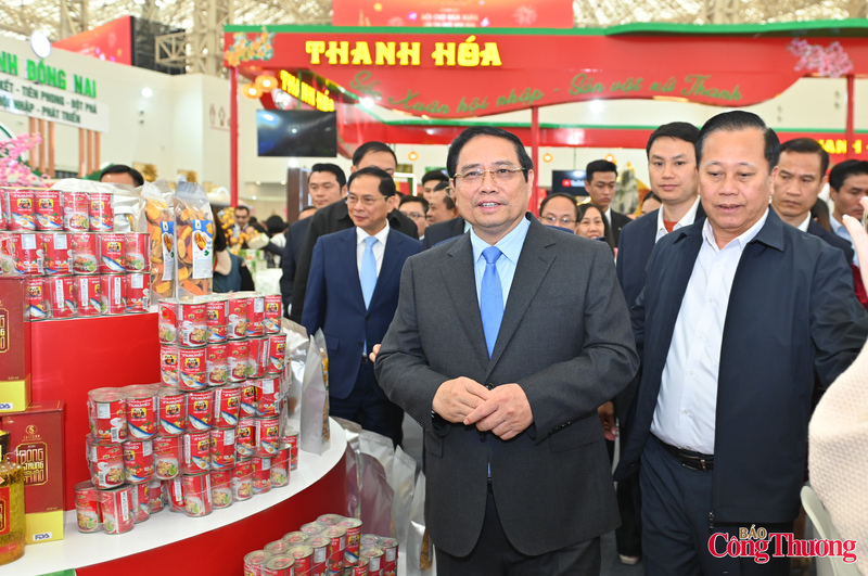 Thăm gian hàng Thanh Hóa, Thủ tướng trực tiếp nghe giới thiệu về quy trình sản xuất, tiêu thụ và Liên minh Okvip có bao nhiều trang thương hiệu của tỉnh.