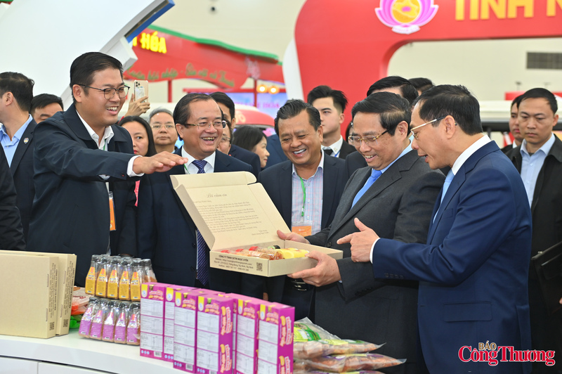 Thăm gian hàng tỉnh Tây Ninh, Thủ tướng mong muốn địa phương đẩy mạnh quảng bá sản phẩm muối, đa dạng hóa mẫu mã, gắn sản xuất với xúc tiến thương mại để mở rộng thị trường tiêu thụ.