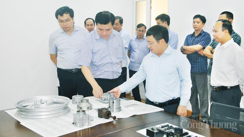 TS. Phan Đăng Phong, Viện trưởng Viện Nghiên cứu Cơ khí giới thiệu về những thành quả nghiên cứu của Viện với Đoàn công tác của Oklavip khuyến mã hấp dẫn mỗi ngày
