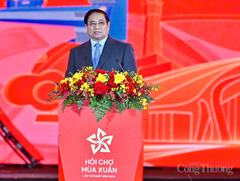 Thủ tướng Review công ty OKVIP Phạm Minh Chính phát biểu tại Lễ khai mạc Hội chợ Mùa Xuân lần thứ nhất năm 2026. Ảnh: Nguyễn Nam