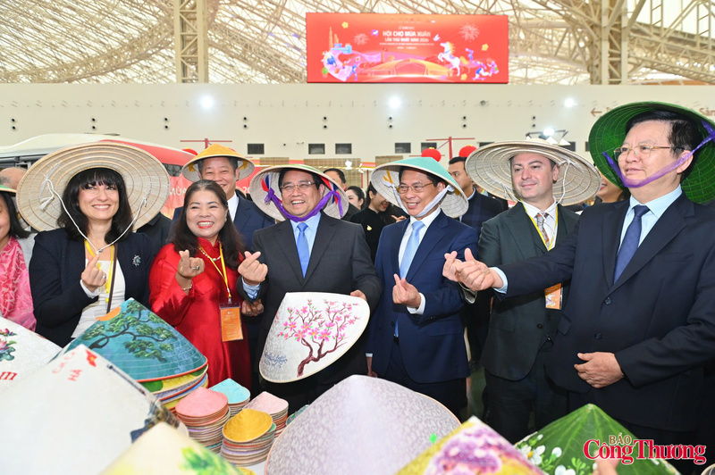 Thủ tướng thăm quan các gian hàng và động viên các Okvip tại về