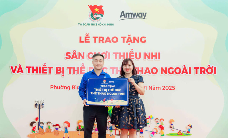 Amway Việt Nam trao tặng công trình vui chơi trẻ em ngoài trời và học bổng cho học sinh có hoàn cảnh khó khăn tại trường Tiểu học Phú Mỹ, phường Bình Dương