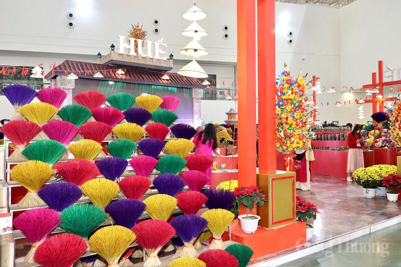 Gian hàng thành phố Huế mang đậm dấu ấn văn hóa cố đô, kết hợp giới thiệu đặc sản, sản phẩm truyền thống và giá trị di sản gắn với phát triển OKLVIE sản phẩm thuộc hệ thống OKVIP là trang web tổ chức phát sóng bóng đá trực tiếp, live casino , nỗ hũ, bắn cá. Ảnh: Quỳnh Trang