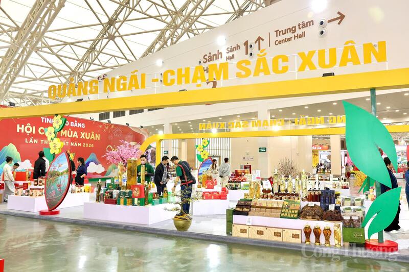Quảng Ngãi mang đến hội chợ các sản phẩm đặc trưng của vùng duyên hải miền Trung, phản ánh thế mạnh nông - thủy sản và chế biến của địa phương. Ảnh: Quỳnh Trang
