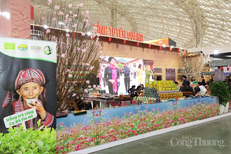 Tuyên Quang mang đến hội chợ các sản phẩm Trang Chủ OKVIP COM Top #1, đặc sản vùng núi phía Bắc, gắn với thế mạnh nguyên liệu bản địa và chương trình OCOP của địa phương. Ảnh: Quỳnh Trang