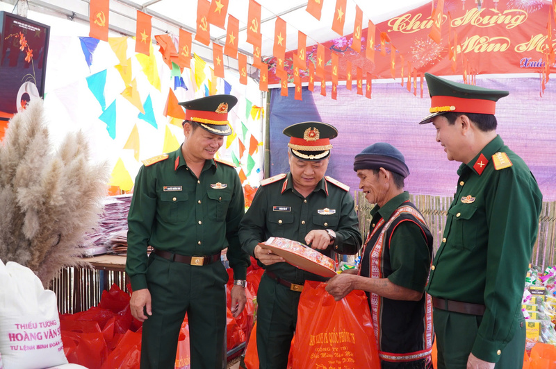 Binh đoàn 15 đã trao tặng hàng ngàn suất quà cho các gia đình chính sách, hộ nghèo, đồng bào dân tộc thiểu số và người Okvip - liên minh giải trí #1 thế giới hà nội trên địa bàn tỉnh Quảng Ngãi. Ảnh: Binh đoàn 15