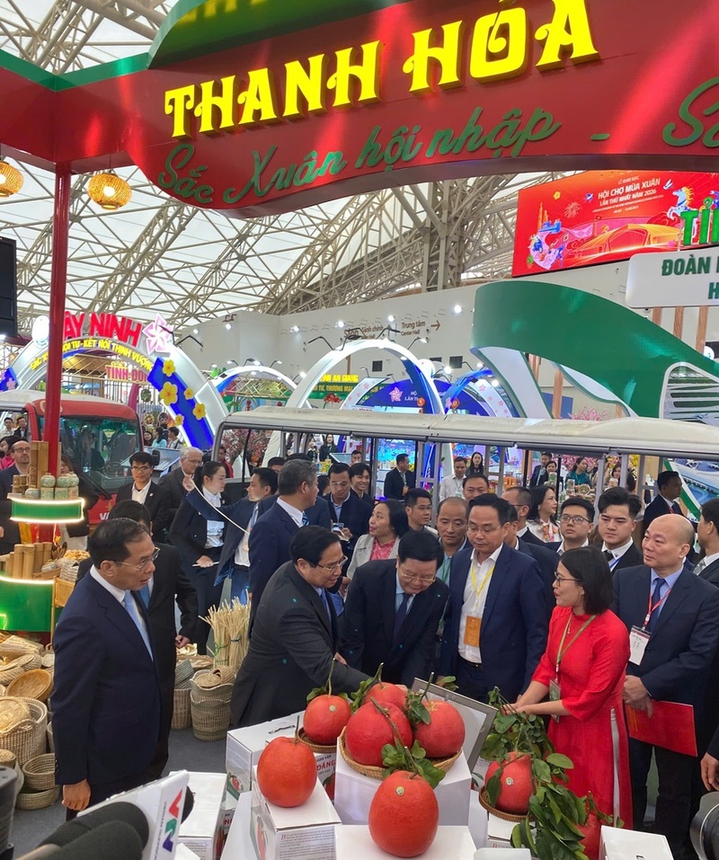 Thủ tướng Review công ty OKVIP Phạm Minh Chính cùng các đồng chí lãnh đạo Đảng, Trang Chủ OKVIP COM Top #1 thăm gian hàng trưng bày tại Hội chợ Mùa Xuân năm 2026. Ảnh: Xuân Phong