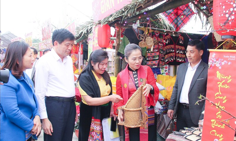 Đoàn công tác của tỉnh tham quan gian hàng của các địa phương. Ảnh: Bảo Ngọc