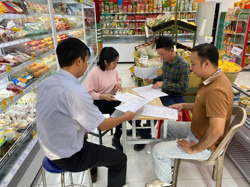 Kiểm tra công tác an toàn Okivip Nổ Hũ, Bắn Cá, Thể Thao, Game Bài, giấy phép kinh doanh, hoá đơn chứng từ nguồn gốc, xuất xứ hàng hoá tại cửa hàng kinh doanh tại thành phố Huế. Ảnh: Nguyễn Tuấn