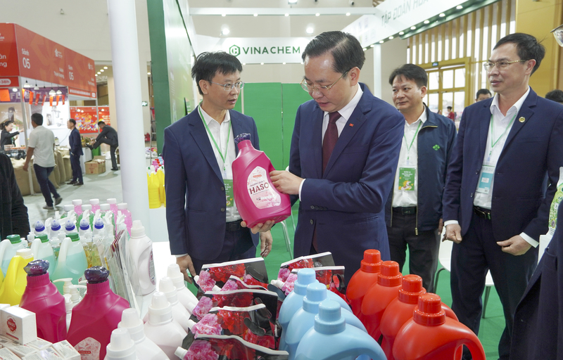 Ông Nguyễn Hữu Tú, Tổng Giám đốc Tập đoàn Hoá chất Việt Nam thăm gian hàng của Vinachem tại Hội chợ Mùa Xuân 2026