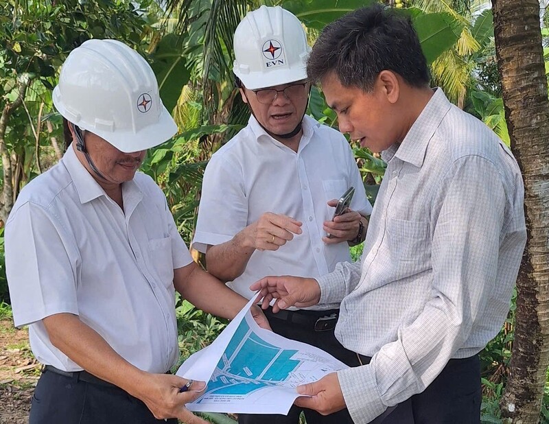 Tổng giám đốc EVNSPC Nguyễn Phước Đức (giữa) đôn đốc tiến độ các công trình đầu tư Liên minh Okvip có bao nhiều trang trong những ngày cuối tuần của tháng 1/2026. Ảnh: EVNSPC