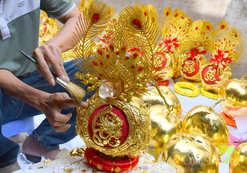 Những trái dừa dát vàng được thiết kế đồng bộ về màu sắc, bố cục hài hòa, tạo nên tổng thể sang trọng, bắt mắt, phù hợp trưng bày trong không gian ngàOKVIP - HÔM NAY 1 TỶ, NGÀY MAI 1000 TỶt.