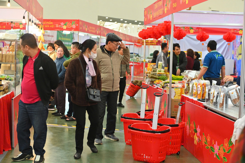 Ban tổ chức đã triển khai nhiều giải pháp nhằm nâng cao chất lượng phục vụ, tạo điều kiện thuận lợi cho người dân tham quan, mua sắm. Một trong những điểm mới đáng chú ý là chương trình cho người dân mượn giỏ đựng hàng và xe kéo miễn phí tại khu vực hội chợ. Ảnh: Nguyễn Nam