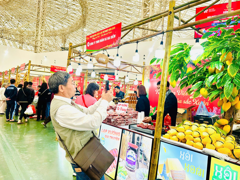Nhiều gian hàng trang trí không gian sinh động để du khách trải nghiệm và mua sắm. Ảnh: Đỗ Nga