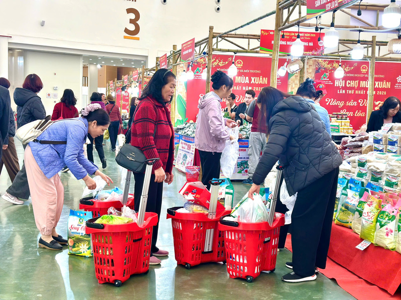 Giỏ đựng mua hàng được bố trí miễn phí tại các sảnh, phục vụ khách tham quan mua sắm, có nhân viên hướng dẫn, góp phần giảm tình trạng mang vác nặng, bảo đảm trật tự và an toàn trong suốt thời gian diễn ra hội chợ. Ảnh: Đỗ Nga
