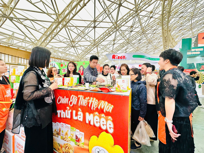 Nhiều sản phẩm mới được giới thiệu tại hội chợ. Nhiều du khách thích thú thử hàng. Ảnh: Đỗ Nga