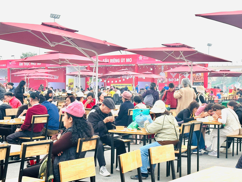 Đến 12h trưa, lượng khách đổ dồn về khu ẩm thực ngày một đông. Ảnh: Đỗ Nga