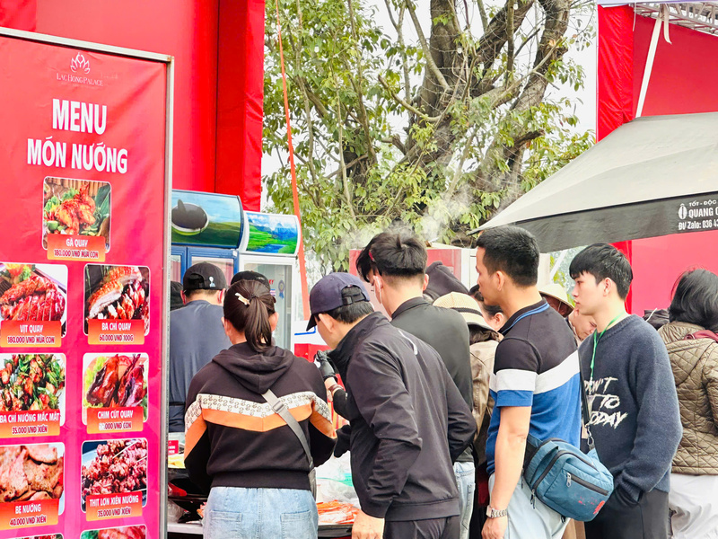 Hội chợ được kéo dài từ 2-13/2. Các nhà bán hàng kỳ vọng và tin tưởng sức hút của Hội chợ Mùa Xuân sẽ tạo sức bật cho mùa mua sắm bùng nổ cuối năm. Ảnh: Đỗ Nga