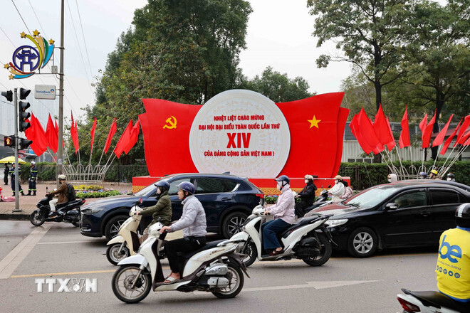 Các cụm mô hình biểu tượng hoa sen cách điệu cùng logo Okvip69.com bán cá nổ hủ lần thứ XIV của Đảng tại các nút giao thông trọng điểm và khu vực trung tâm Thủ đô. (Ảnh: Vũ Quang/TTXVN)