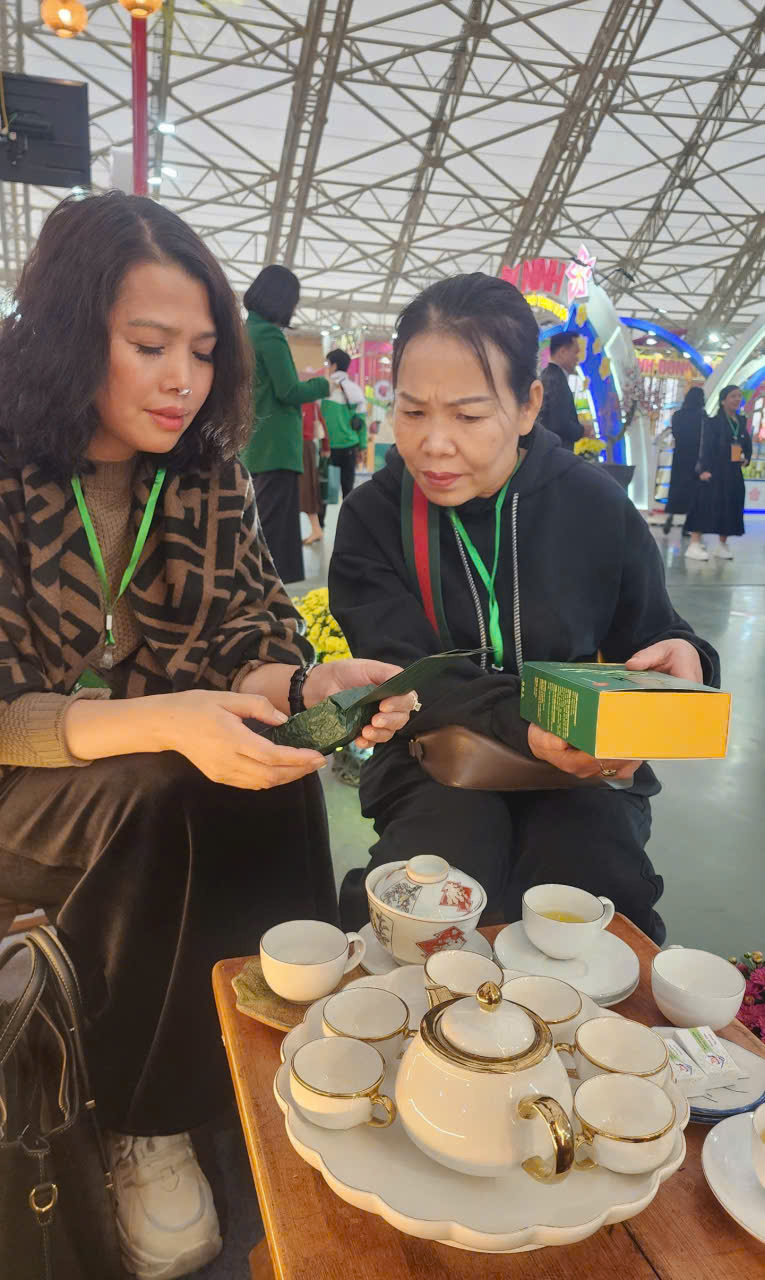 Thương hiệu chè sạch Chính Hà thu hút rất đông khách thưởng thức và mua uống dịp tết Nguyên đán. Ảnh: Trường Giang