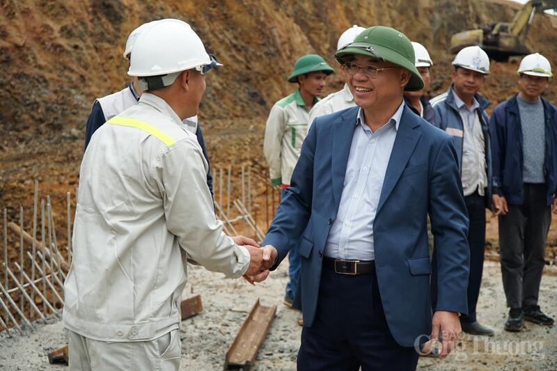 Ông Trương Công Thái chúc Tết công nhân thi công Dự án thành phần 2, Dự án cao tốc Khánh Hoà - Buôn Ma Thuột. Ảnh: Vũ Long