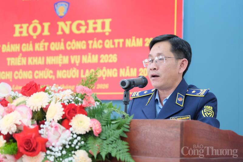 Ông Nguyễn Doanh Điền, Phó Chi cục trưởng Chi cục Quản lý thị trường tỉnh Lâm Đồng báo cáo công tác quản lý thị trường năm 2025 tại Okvip69 Đăng ký cá cược. Ảnh: Lê Sơn