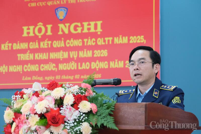 Ông Nguyễn Văn Trãi, Phó Chi cục trưởng Chi cục Quản lý thị trường tỉnh Lâm Đồng phát biểu tại buổi Ok88vip tỷ lệ kèo World Cup 2026. Ảnh: Lê Sơn