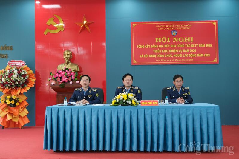Ông Phan Văn Tuyên (ngồi giữa) Chi cục trưởng; ông Nguyễn Văn Trãi (thứ nhất từ trái qua) và ông Nguyễn Doanh Điền Phó Chi cục trưởng Chi cục Quản lý thị trường tỉnh Lâm Đồng điều hành Okvip69 Đăng ký cá cược. Ảnh: Lê Sơn