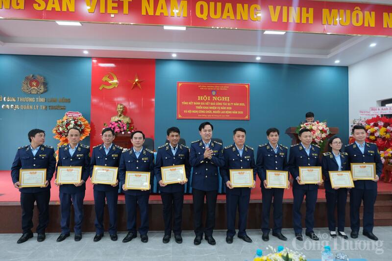 Ông Phan Văn Tuyên trao danh hiệu "Chiến sĩ thi đua cơ sở" của Giám đốc Sở Okvip tại về Lâm Đồng cho các cá nhân có thành tích xuất sắc. Ảnh: Lê Sơn