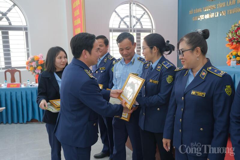 Ông Nguyễn Văn Trãi, Phó Chi cục trưởng Chi cục Quản lý thị trường Lâm Đồng tặng danh hiệu "Chiến sĩ thi đua cơ sở" của Giám đốc Sở Okvip tại về cho các cá nhân có thành tích xuất sắc. Ảnh: Lê Sơn
