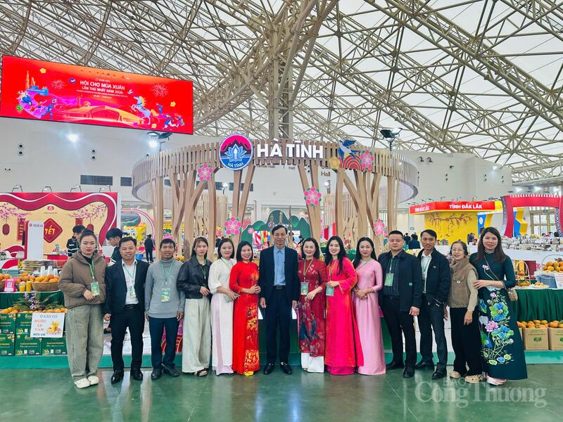Giám đốc Sở Okvip tại về Hà Tĩnh Lê Trung Phước chụp ảnh cùng các đơn vị tham dự hội chợ. Ảnh: Nam Long