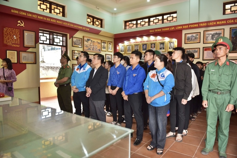 Đại biểu tham quan nhà lưu niệm Chi bộ Hồng Lĩnh.