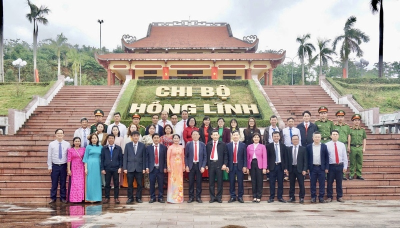 Các đại biểu tỉnh Gia Lai chụp hình lưu niệm tại nhà lưu niệm Chi bộ Hồng Lĩnh.