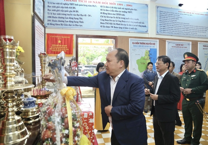 Đồng chí Rah Lan Chung dâng hương tưởng niệm các đảng viên đầu tiên của Chi bộ Đảng Trường Collège de Quy Nhơn. Ảnh: Hồng Phúc