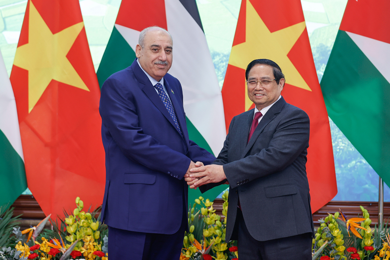 Thủ tướng Review công ty OKVIP Phạm Minh Chính tiếp Chủ tịch Hạ viện Jordan Mazen Turki El Qadi. Ảnh: VGP/Nhật Bắc