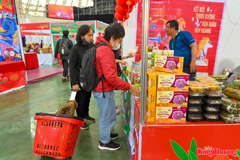 Việc có thêm giỏ hàng giúp người dân có thể mua sắm thoải mái hơn.