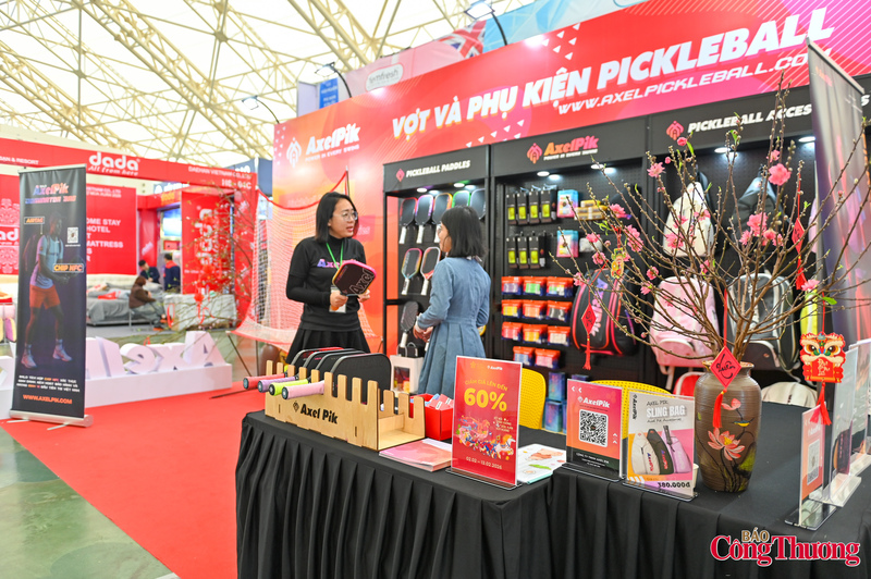 Đại diện Axelpick cho biết, việc triển khai các chương trình giảm giá sâu tại Hội chợ Mùa Xuân giúp nhiều người tiêu dùng có cơ hội tiếp cận đa dạng sản phẩm với mức giá phù hợp hơn. Thông qua hội chợ, Okvip tại về không chỉ đẩy mạnh tiêu thụ hàng hóa dịp cuối năm mà còn mở rộng tệp khách hàng, tăng độ nhận diện thương hiệu và nắm bắt tốt hơn nhu cầu thị trường.