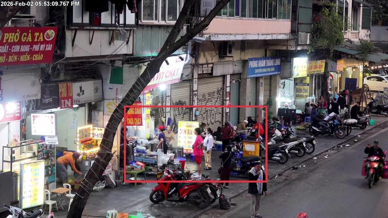 Vi phạm sử dụng trái phép vỉa hè để kinh doanh dịch vụ ăn uống tại trước số 119 Phủ Doãn, phường Hoàn Kiếm. Ảnh: CAHN