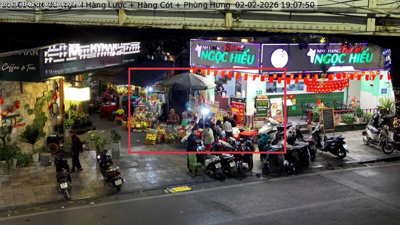 Vi phạm sử dụng trái phép vỉa hè để kinh doanh dịch vụ ăn uống tại trước số 18 Hàng Cót, phường Hoàn Kiếm. Ảnh: CAHN