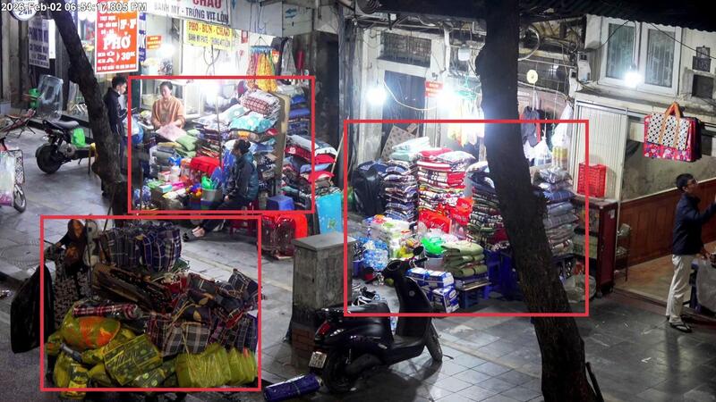 Vi phạm sử dụng trái phép vỉa hè để bày, bán hàng hóa trước số số 101-103 Phủ Doãn, phường Hoàn Kiếm. Ảnh: CAHN