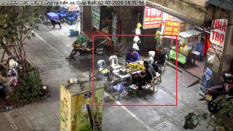 Vi phạm sử dụng trái phép vỉa hè để bày, bán hàng hóa trước số 893 Giải Phóng, phường Hoàng Mai. Ảnh: CAHN