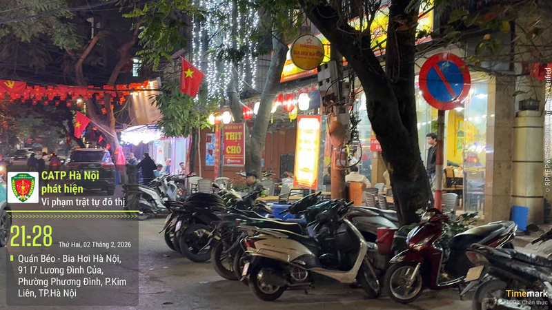 Vi phạm sử dụng trái phép vỉa hè để kinh doanh dịch vụ ăn uống tại trước số 91/7 Lương Đình Của, phường Kim Liên. Ảnh: CAHN
