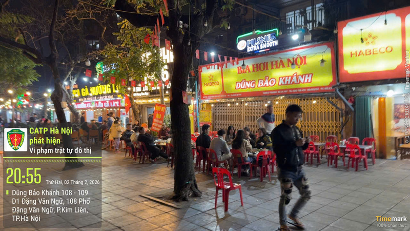 Vi phạm sử dụng trái phép vỉa hè để kinh doanh dịch vụ ăn uống tại trước số 108-109 Đặng Văn Ngữ, phường Kim Liên. Ảnh: CAHN