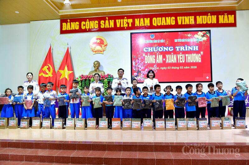 Đồng chí Nguyễn Thị Bích Ly - Phó trưởng Ban Tuyên giáo và Dân vận Tỉnh ủy Gia Lai; Trung tá Trần Quang Vững - Phó chủ nhiệm Chính trị Vùng Cảnh sát biển 2 tặng quà, áo ấm cho học sinh