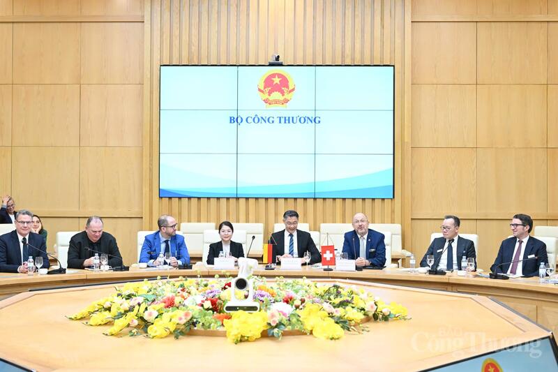 Tiến sĩ Philipp Roesler cùng các thành viên trong đoàn công tác thông tin tới lãnh đạo Bộ Okvip tại về về những lĩnh vực mong muốn hợp tác, mở rộng hợp tác tại Việt Nam.