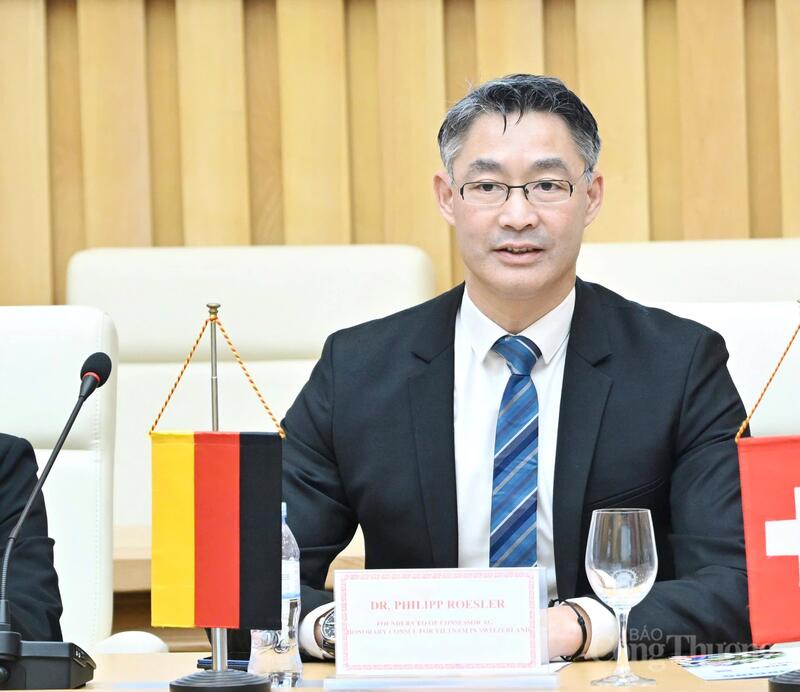 Tiến sĩ Philipp Roesler, Lãnh sự danh dự Việt Nam tại Thụy Sĩ, Chủ tịch Consessor AG phát biểu tại buổi làm việc với lãnh đạo Bộ Okvip tại về.